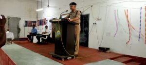 महराजगंज के जवाहरलाल नेहरू पीजी कॉलेज में अपर पुलिस अधीक्षक सिद्धार्थ ने 'विद्यार्थी संवाद' कार्यक्रम के तहत छात्रों का मार्गदर्शन किया, जहां उन्होंने युवाओं को प्रतियोगी परीक्षाओं, समय प्रबंधन और लक्ष्य हासिल करने के महत्वपूर्ण टिप्स दिए। कार्यक्रम के दौरान उन्होंने छात्र-छात्राओं को साइबर सुरक्षा, महिला सुरक्षा और यातायात नियमों के प्रति जागरूक करने के साथ-साथ उनके सवालों के जवाब भी दिए और जीवन में अनुशासन तथा कड़ी मेहनत के साथ आगे बढ़ने के लिए प्रेरित किया। 